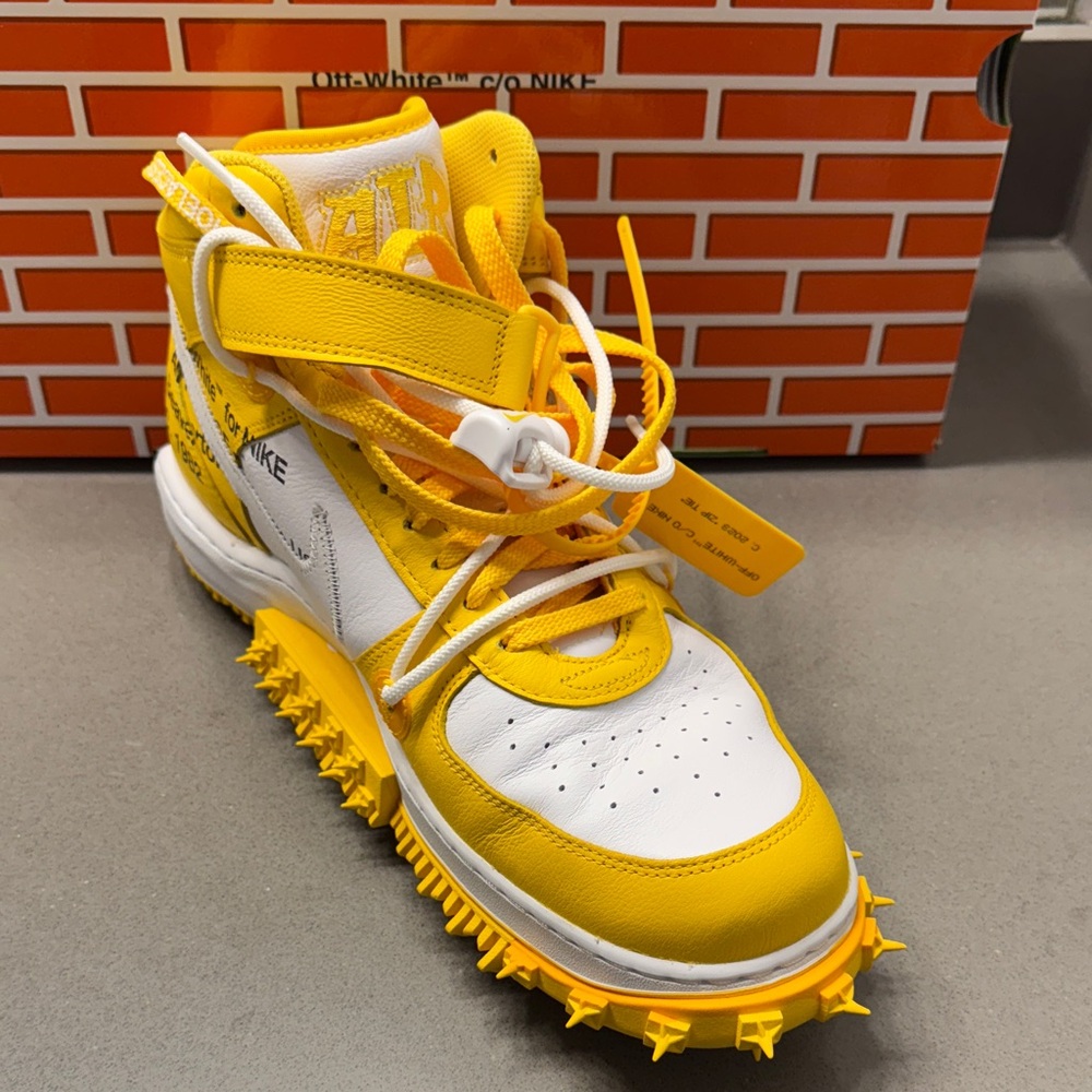 Off-White Air Force 1 Yellow and White Sneakers with Zip Tie. - Picture 9 of 12